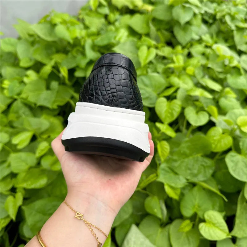 TREKHE | Slip-On-Loafer aus Krokodilleder mit erhöhtem Absatz – Schwarze Freizeitschuhe für Herren mit 5 cm Absatz