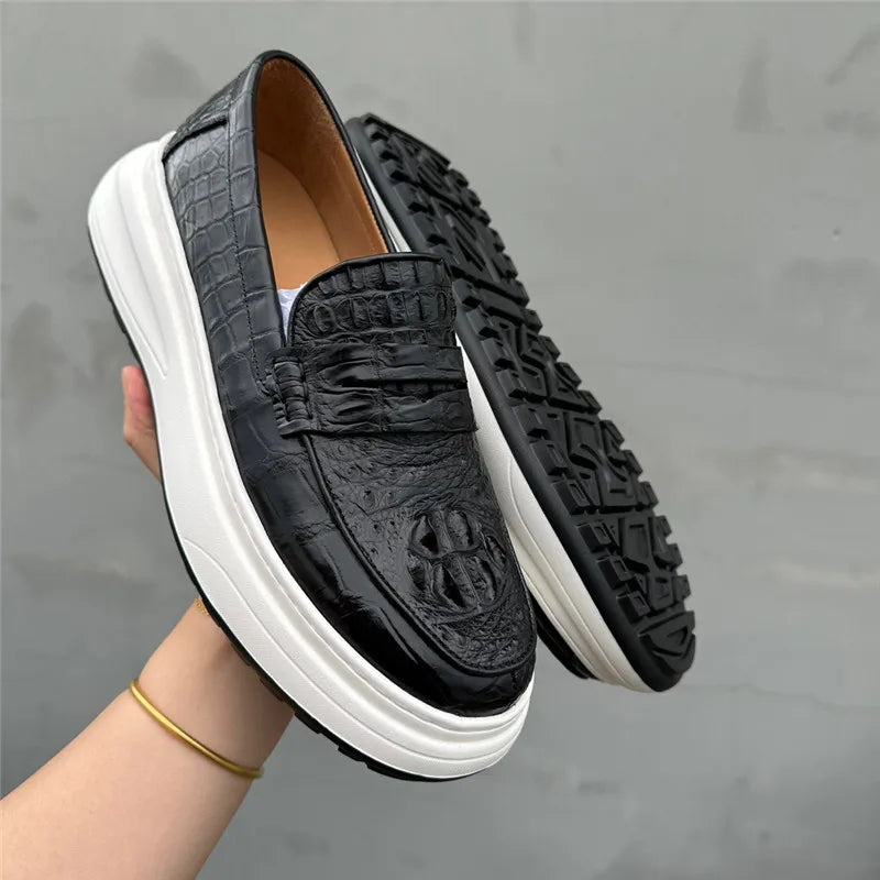 TREKHE | Slip-On-Loafer aus Krokodilleder mit erhöhtem Absatz – Schwarze Freizeitschuhe für Herren mit 5 cm Absatz