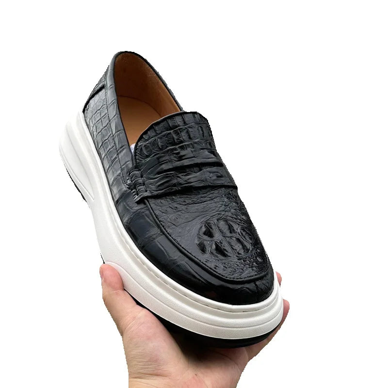 TREKHE | Slip-On-Loafer aus Krokodilleder mit erhöhtem Absatz – Schwarze Freizeitschuhe für Herren mit 5 cm Absatz