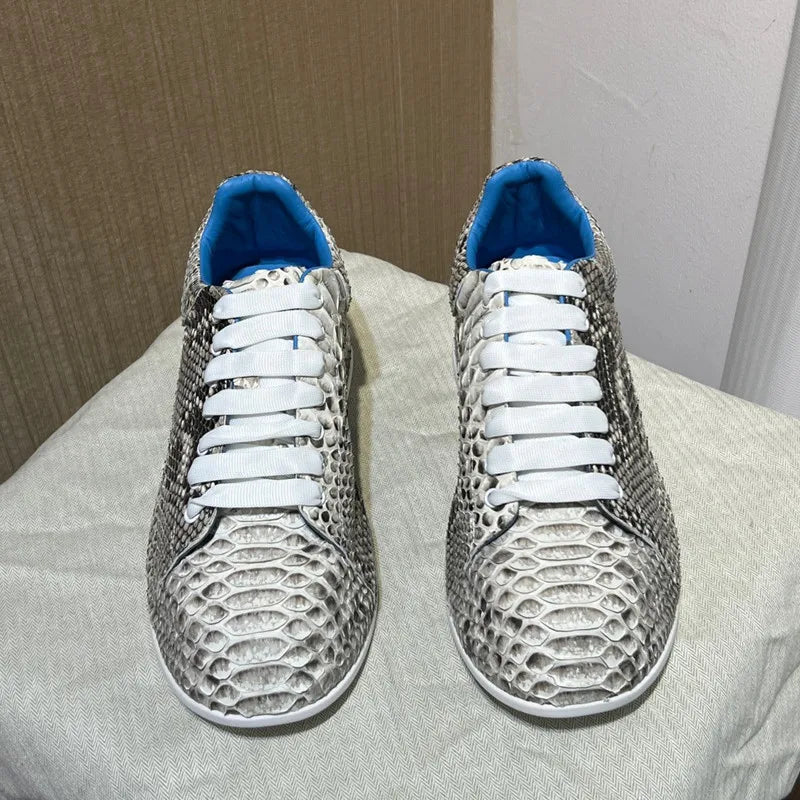 TREKHE | Serpentine Schnür-Walking-Flats – Unisex-Sneaker aus echtem Schlangenleder in Grau