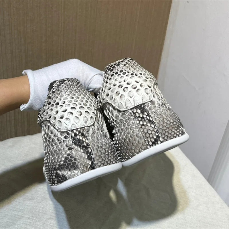 TREKHE | Serpentine Schnür-Walking-Flats – Unisex-Sneaker aus echtem Schlangenleder in Grau
