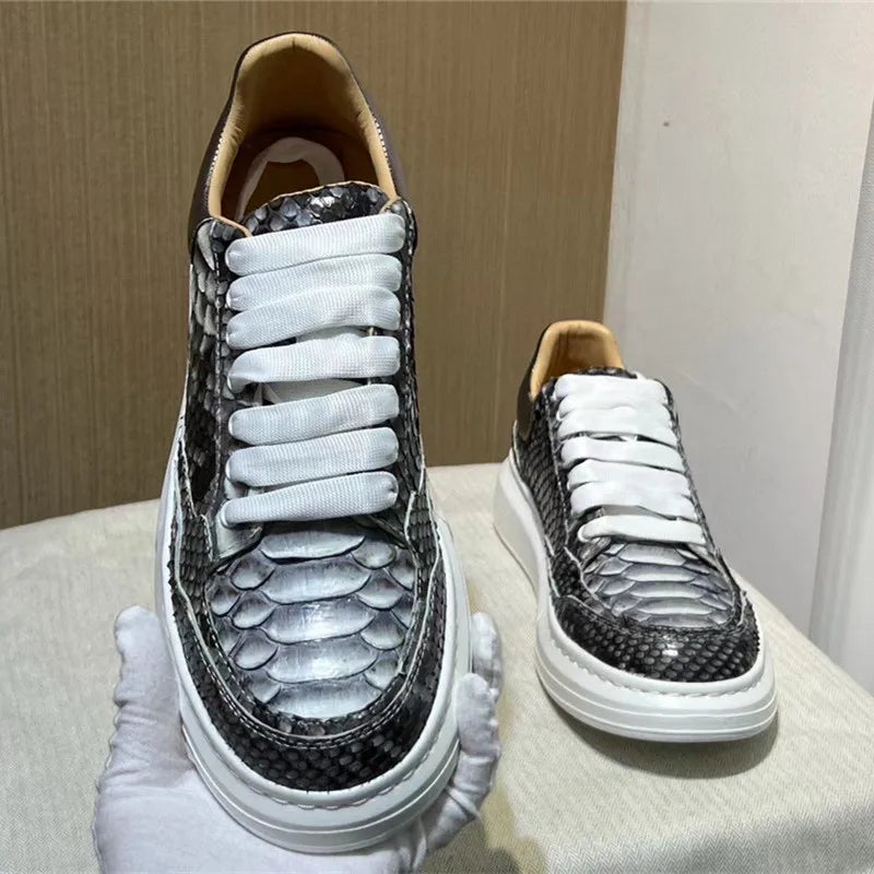 TREKHE | Serpentine Leder Street Sneakers – Silber-Schwarze Exotische Schnürschuhe für Herren