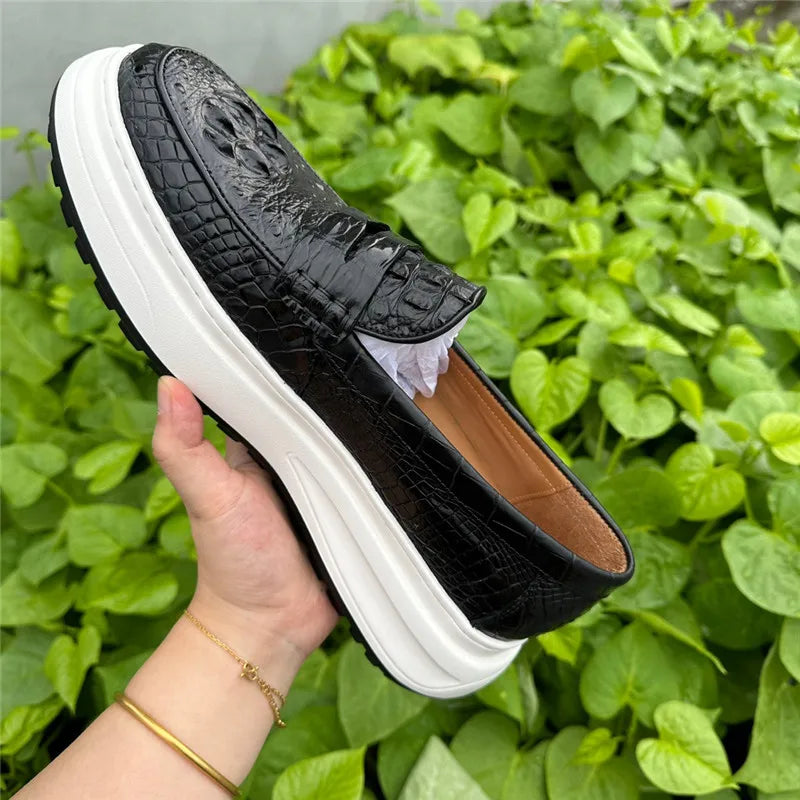 TREKHE | Slip-On-Loafer aus Krokodilleder mit erhöhtem Absatz – Schwarze Freizeitschuhe für Herren mit 5 cm Absatz