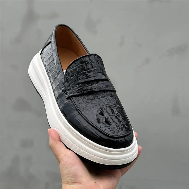 TREKHE | Slip-On-Loafer aus Krokodilleder mit erhöhtem Absatz – Schwarze Freizeitschuhe für Herren mit 5 cm Absatz
