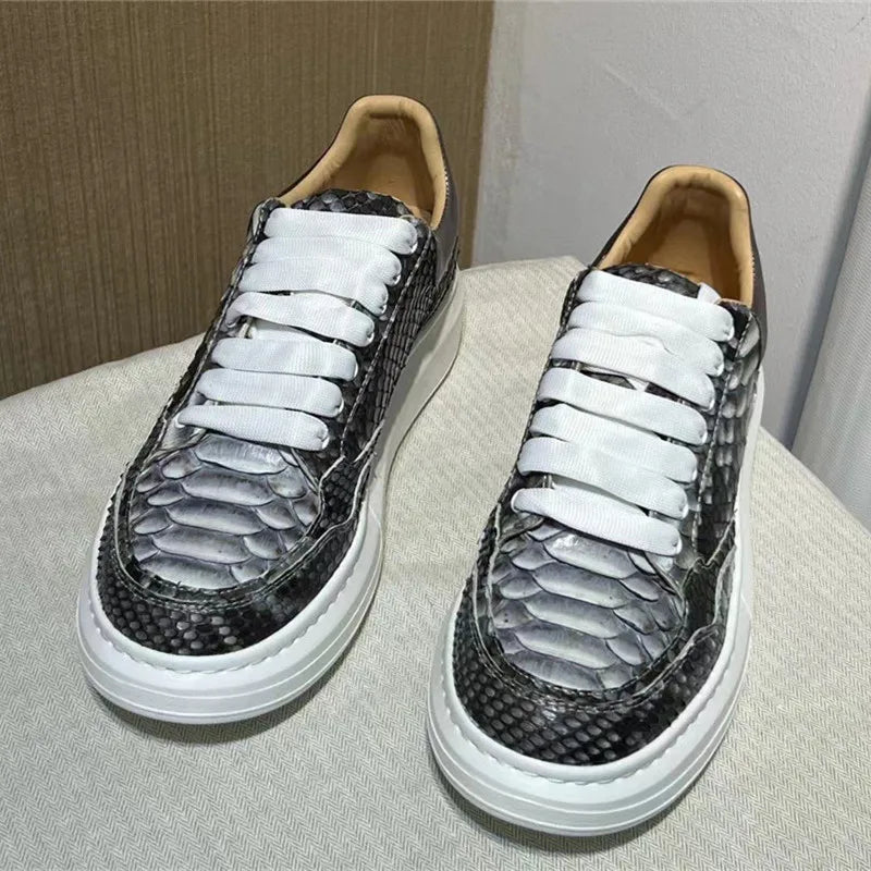 TREKHE | Serpentine Leder Street Sneakers – Silber-Schwarze Exotische Schnürschuhe für Herren