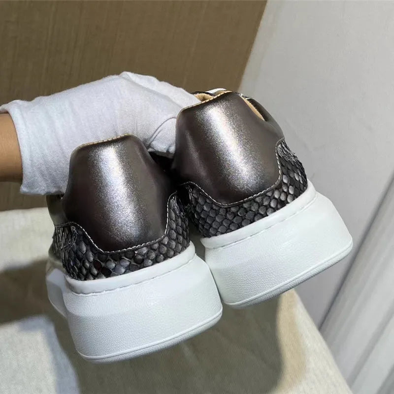 TREKHE | Serpentine Leder Street Sneakers – Silber-Schwarze Exotische Schnürschuhe für Herren