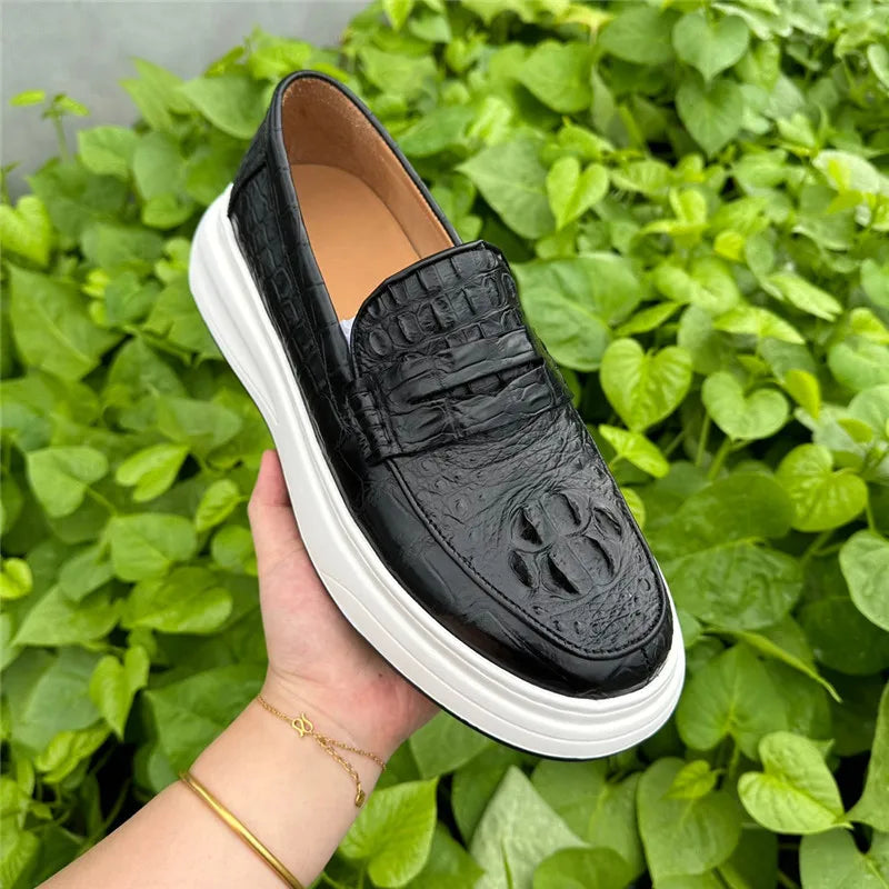 TREKHE | Slip-On-Loafer aus Krokodilleder mit erhöhtem Absatz – Schwarze Freizeitschuhe für Herren mit 5 cm Absatz