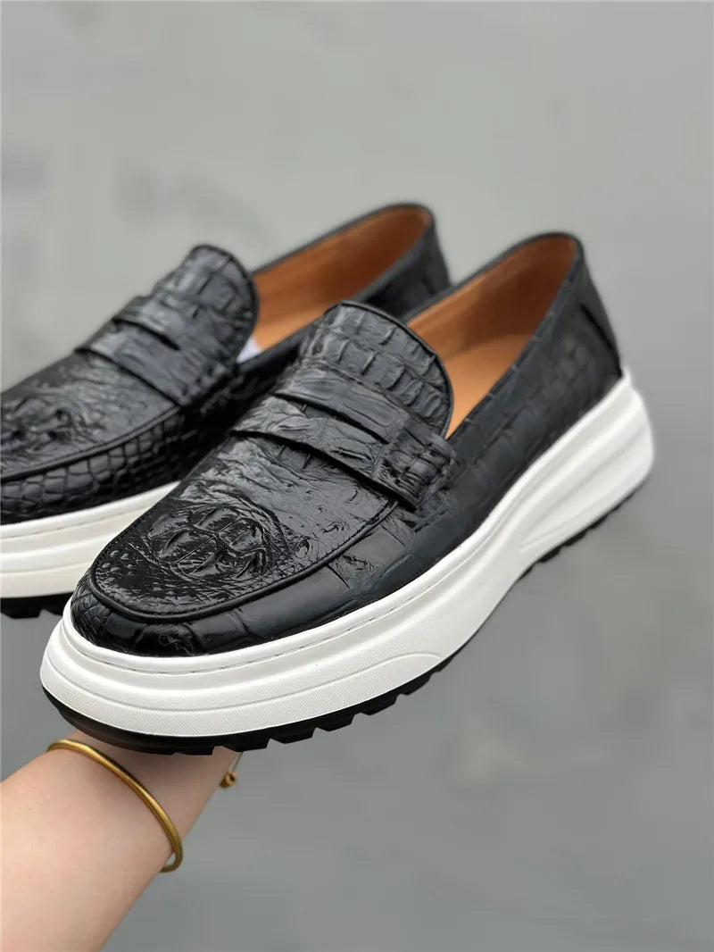 TREKHE | Slip-On-Loafer aus Krokodilleder mit erhöhtem Absatz – Schwarze Freizeitschuhe für Herren mit 5 cm Absatz