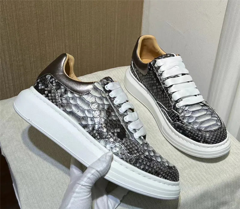 TREKHE | Serpentine Leder Street Sneakers – Silber-Schwarze Exotische Schnürschuhe für Herren
