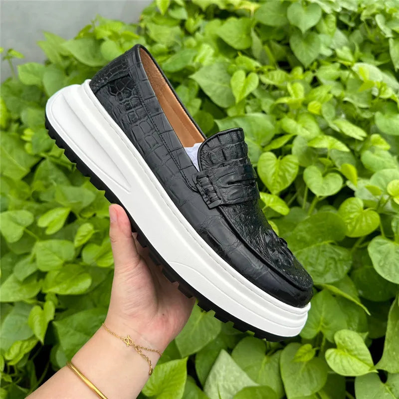 TREKHE | Slip-On-Loafer aus Krokodilleder mit erhöhtem Absatz – Schwarze Freizeitschuhe für Herren mit 5 cm Absatz