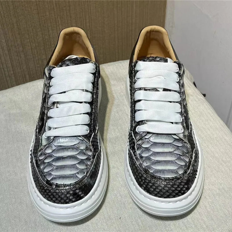 TREKHE | Serpentine Leder Street Sneakers – Silber-Schwarze Exotische Schnürschuhe für Herren